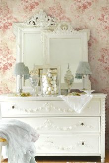 Cermin, rias dan hiasan lain untuk bilik tidur dengan gaya bergaya yang lusuh