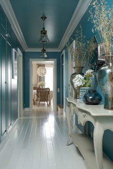 Коридор в апартамент на две нива в стила на Прованс