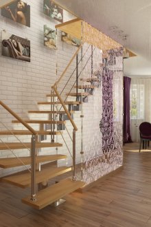 Красиво люлеещо се стълбище в дуплекс апартамент
