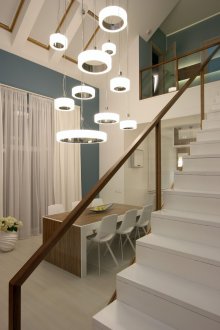 Бяло и кафяво стълбище със стъклен парапет