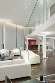 Дуплекс апартамент с високи технологии в бял хай-тек стил