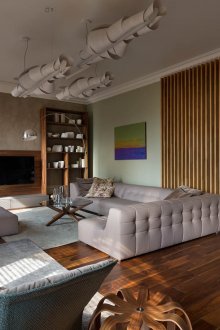 Дневна на приземния етаж в апартамент на две нива в еко-стил