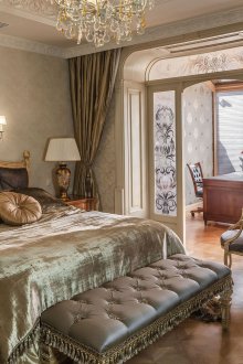 Класическа спалня с офис в дуплекс апартамент