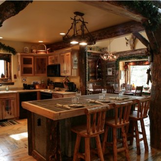 Кухня в селски стил с голям бар за закуска
