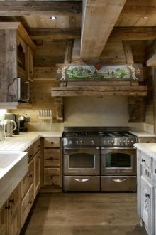 Такава кухня в селски стил може да бъде проектирана в апартамента.