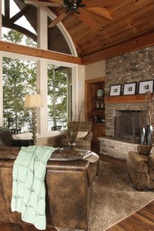 Дневна с голям селски прозорец