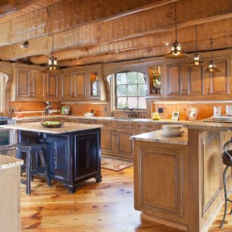 Селска кухня с остров и бар за закуска