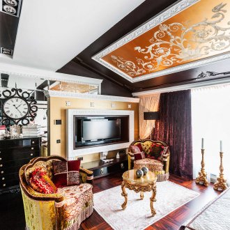 Черни, бели и златни цветове в интериора на хола