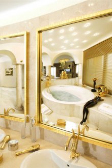 Златни детайли за интериора в банята