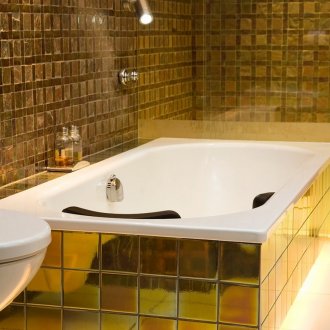 Златни плочки в банята