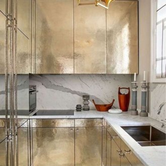 Златна фасада в кухнята в стила на минимализма