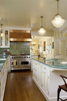 Златни акценти в интериора на кухнята с острова