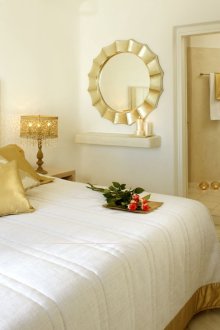 Спалня в бяло и златно