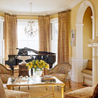 Жълто-бяла викторианска всекидневна