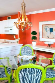 Коралови стени в трапезарията-кухнята