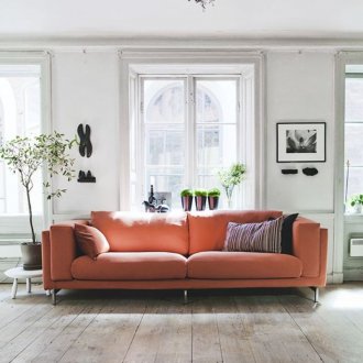 Коралов диван в интериора на хола