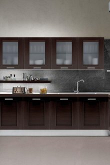 웬지 바 카운터가 있는 완벽한 주방